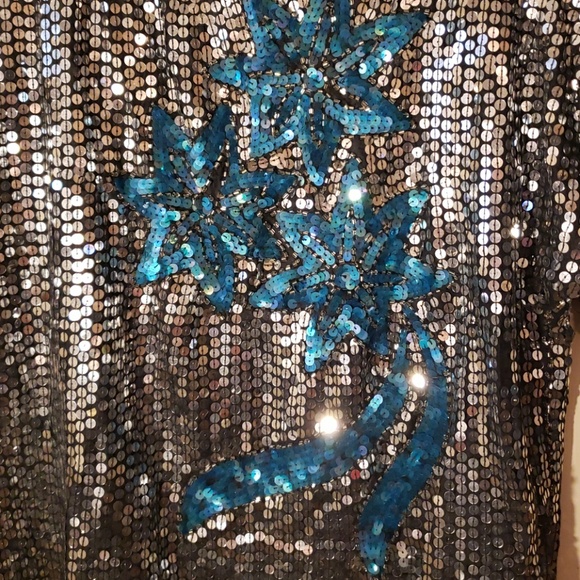 In fashions sequence Blouse - Picture 2 of 5